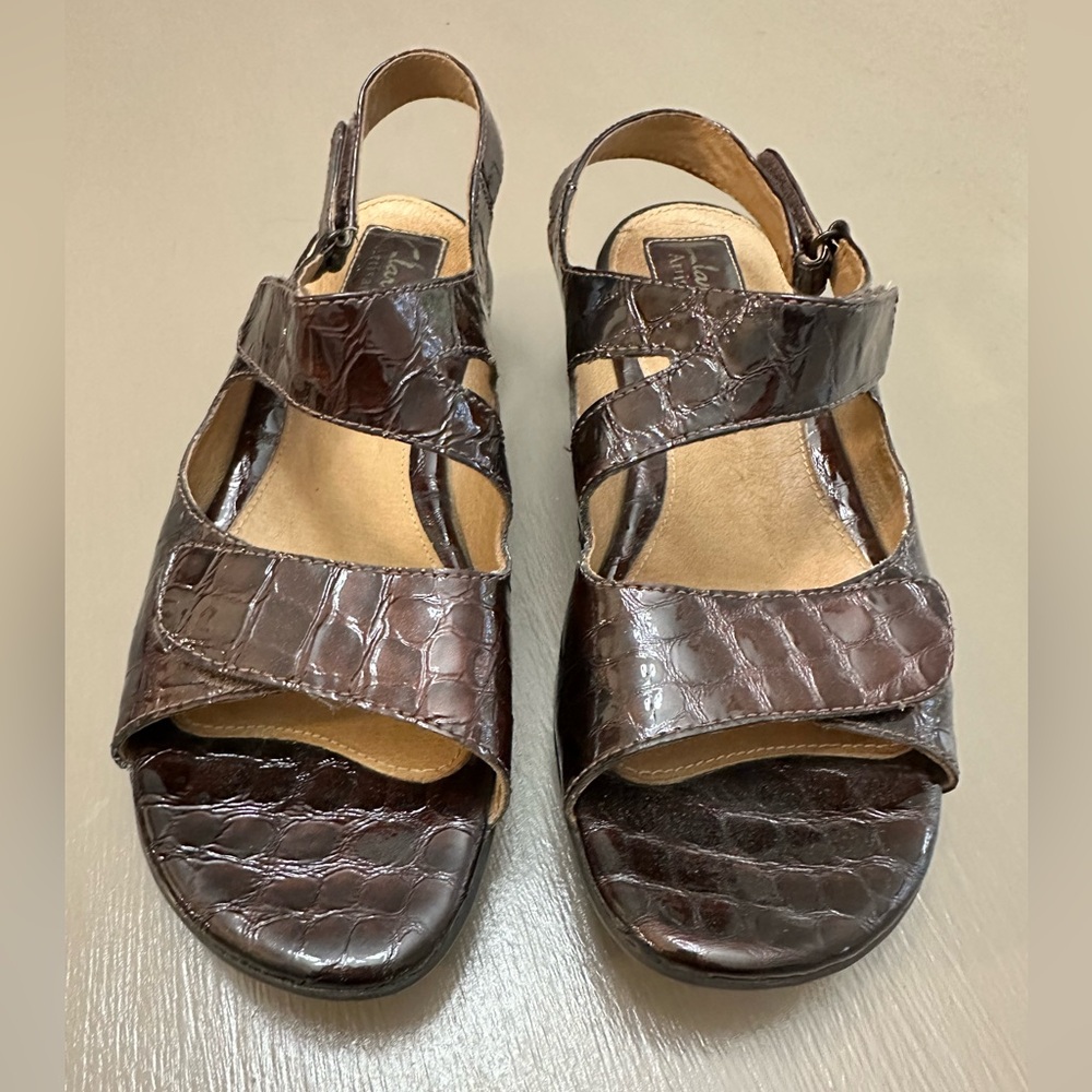 Clarks Women’s Artisan Dark Brown Croc Texture Patent Leather Sandals Size 8.5